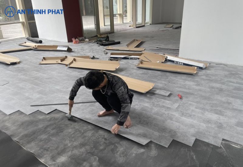 thi công sàn nhựa giả gỗ